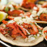 Dentro del top 10 de los alimentos callejeros mejor calificados están los tacos: Taste Atlas